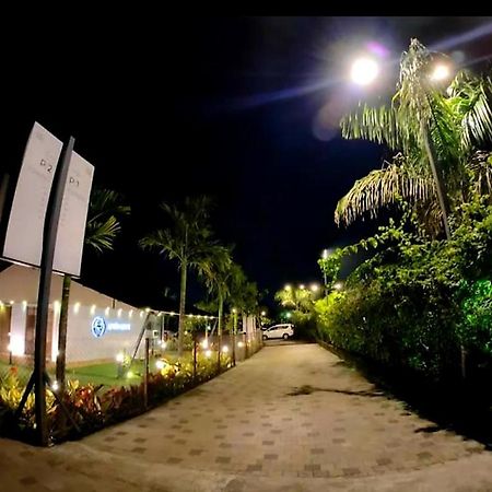 נאסיק The Democracy Hotel & Resorts מראה חיצוני תמונה